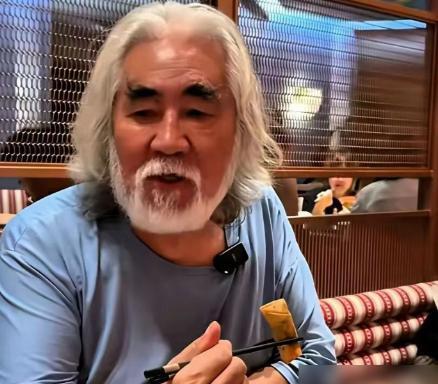 [点赞]73岁的张纪中果断刮掉蓄了30年的胡子，还染黑了白发。造型师忙了足足三