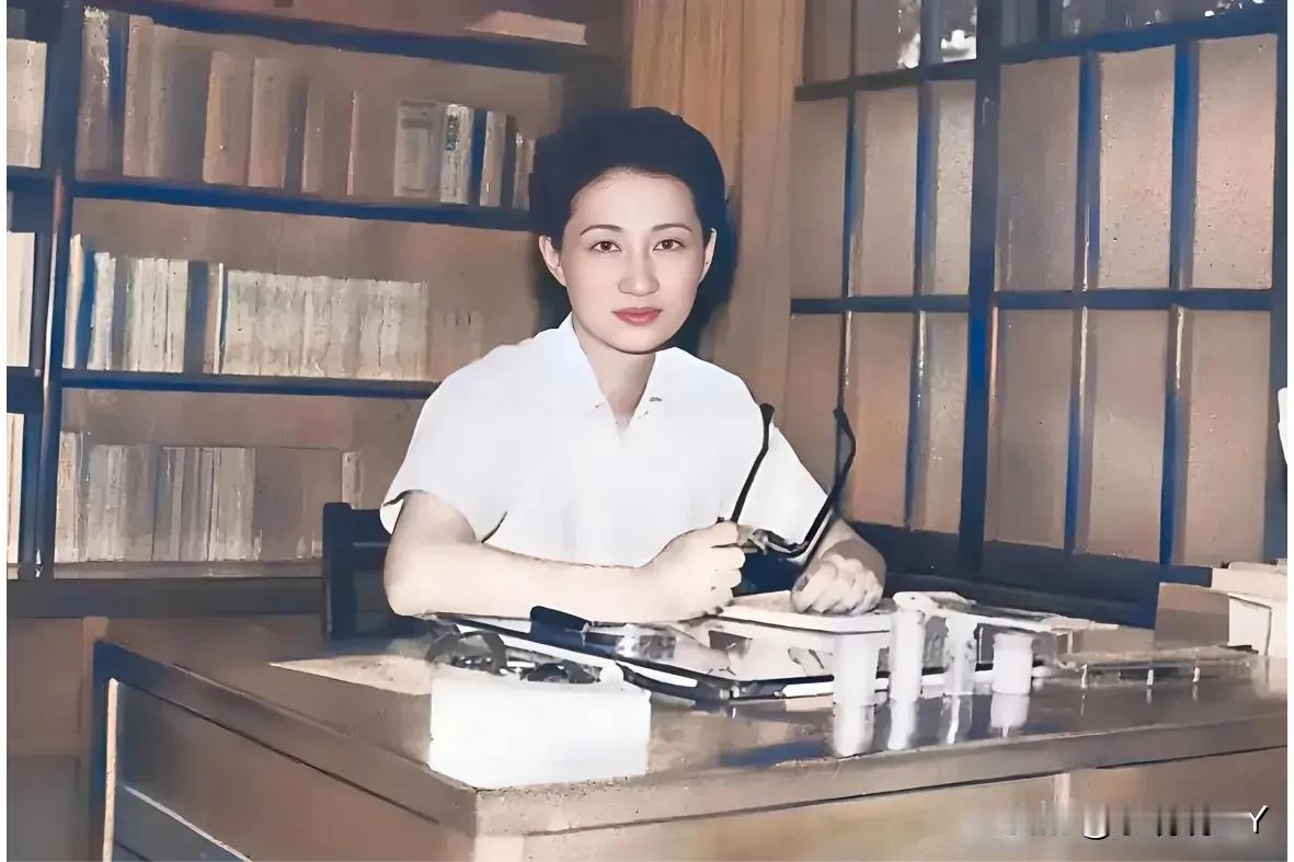 一张老照片，拍摄于1947年的台湾，大家看看手拿眼镜面向镜头的这位女士是谁？这才