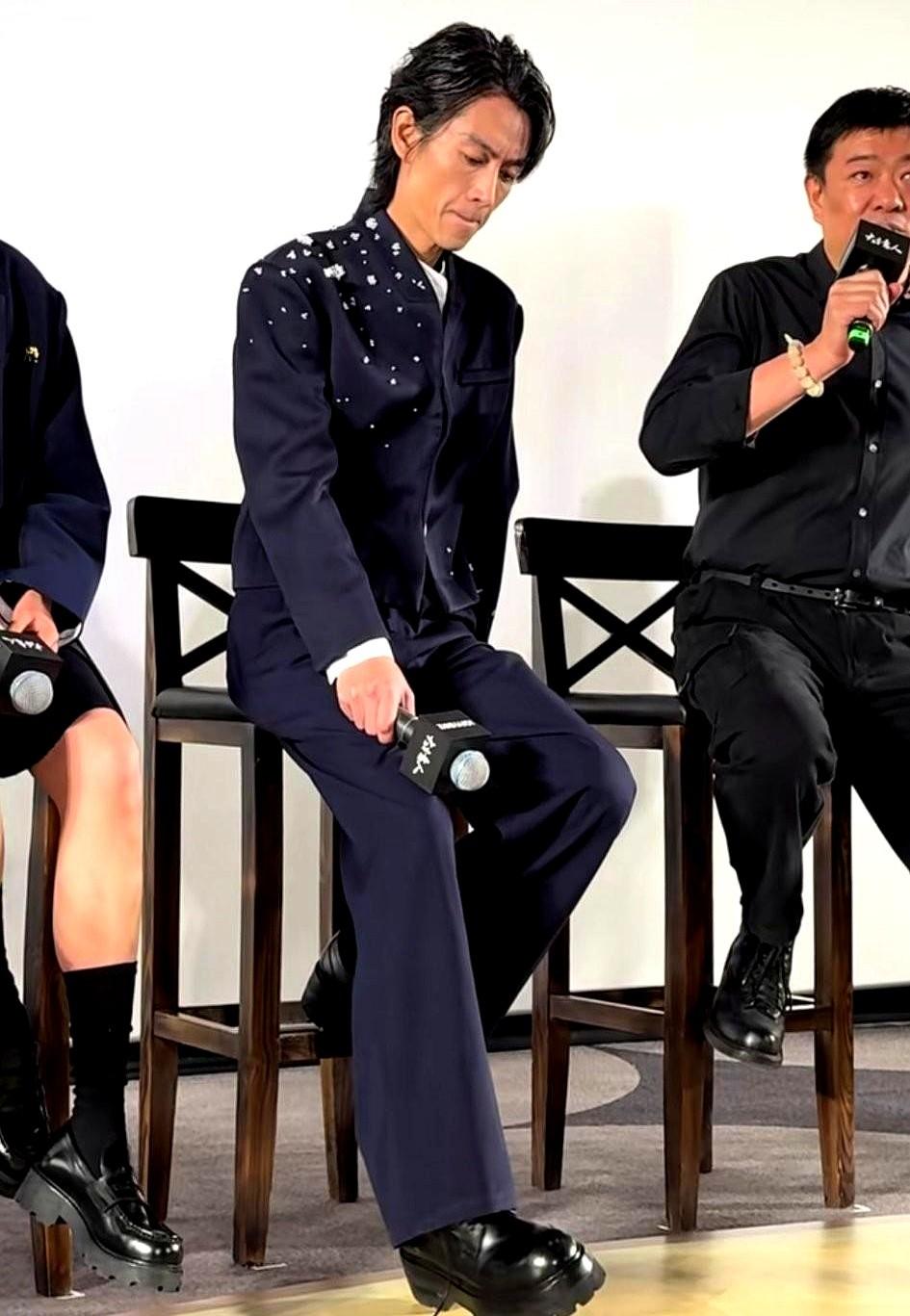 陈晓宣传新剧，人是到了，但心没到。别人都在认真分享，他却全程在跟自己的鞋带较