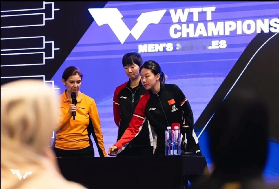 多哈抽签仪式的小插曲，是可爱双倍的惊喜！多哈冠军赛的抽签仪式上演了一个小插