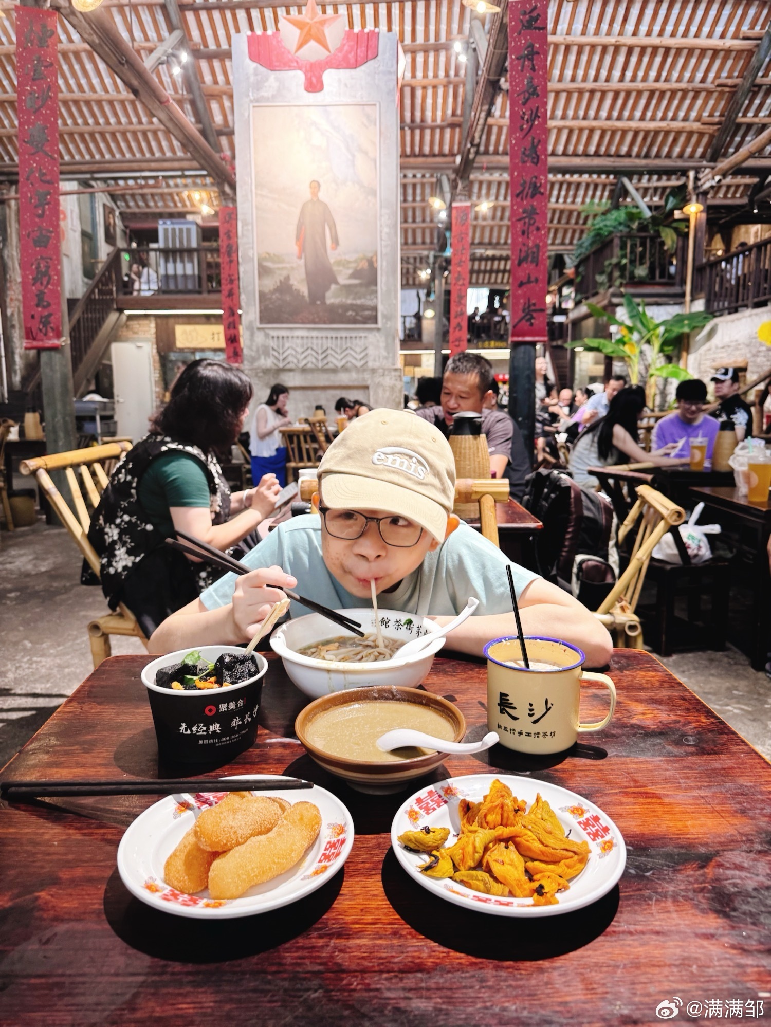 乘车三个半小时从老家到达长沙，第一站便到【东茅街茶馆】吃饭🍵。看攻略说这个老茶
