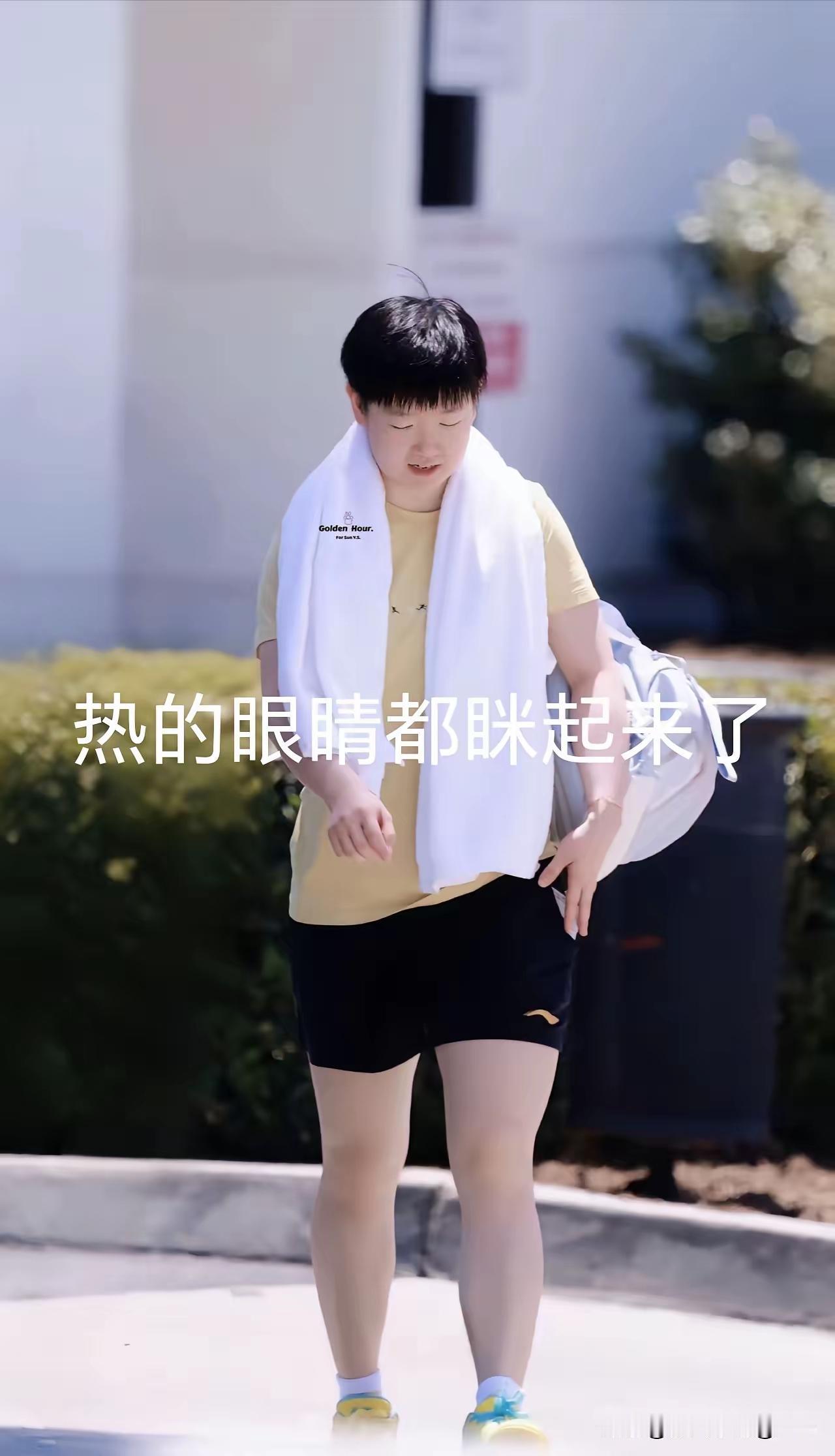 6月25日新鲜的莎莎下训了！今天洛杉矶阳光灿烂，下训的莎莎被太阳晃得眯起了眼，