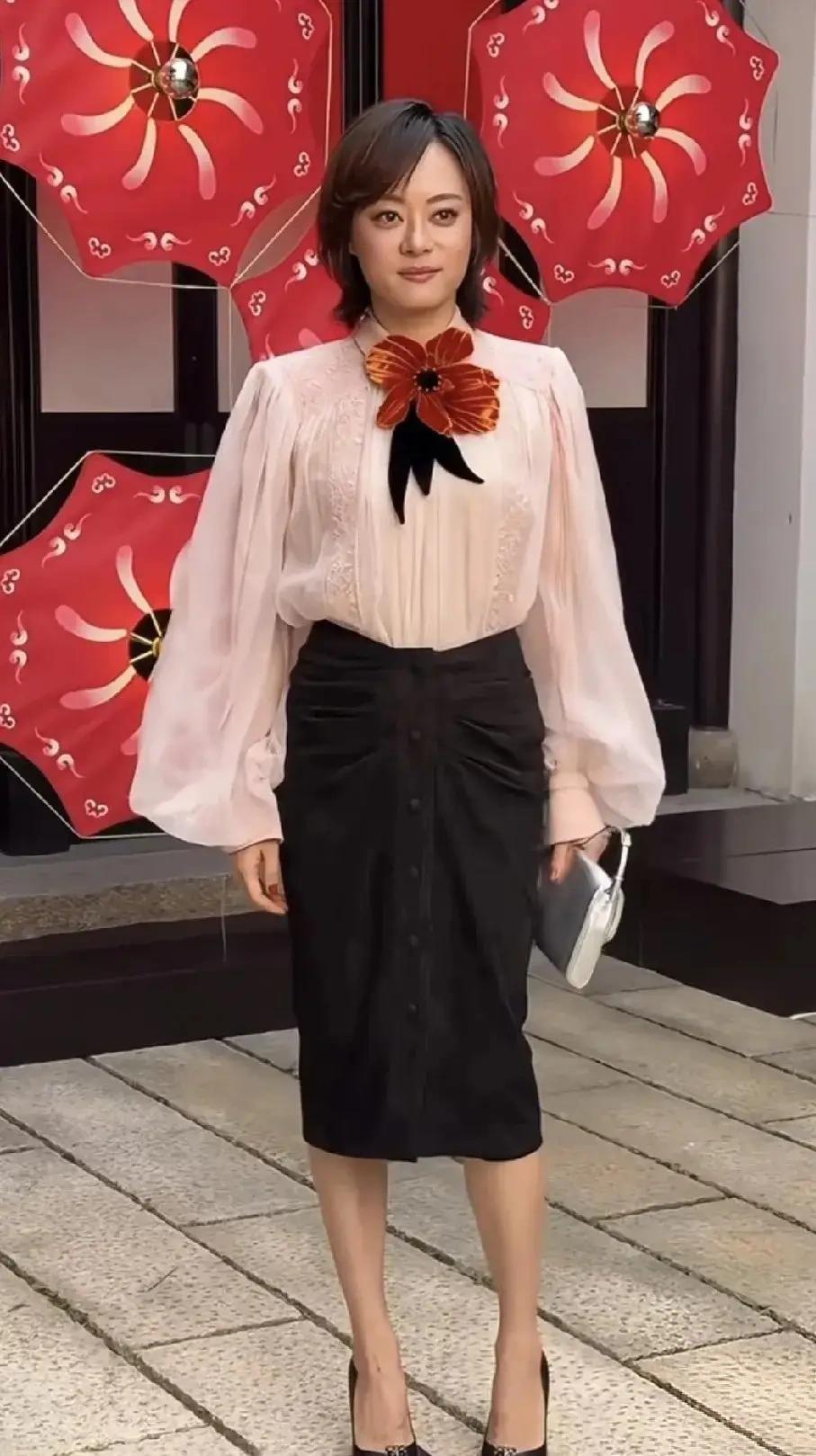 “娘娘”孙俪现身华伦天奴活动，不过这个造型，真的让人看懵了，怎么看都像那些搞微商