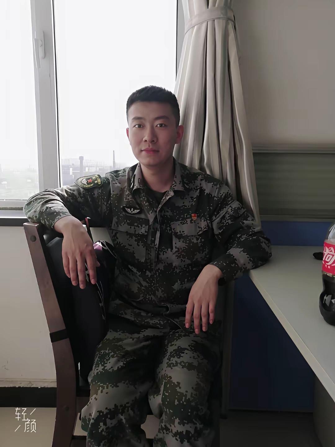 朋友儿子退伍半年了没有正经的工作和生活每天早上起来穿上部队的衣服跑步锻炼