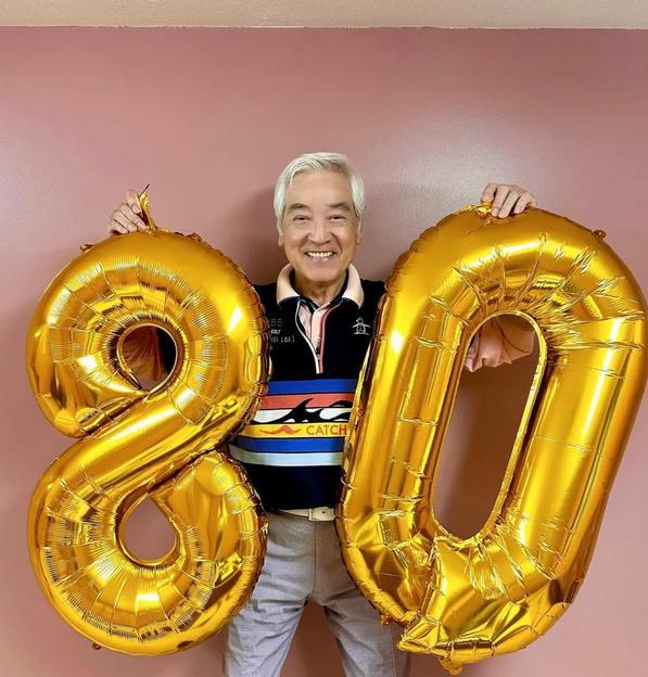 秦沛的家人昨日为他庆贺80岁大寿，寿星公笑容满满，气色很不错！