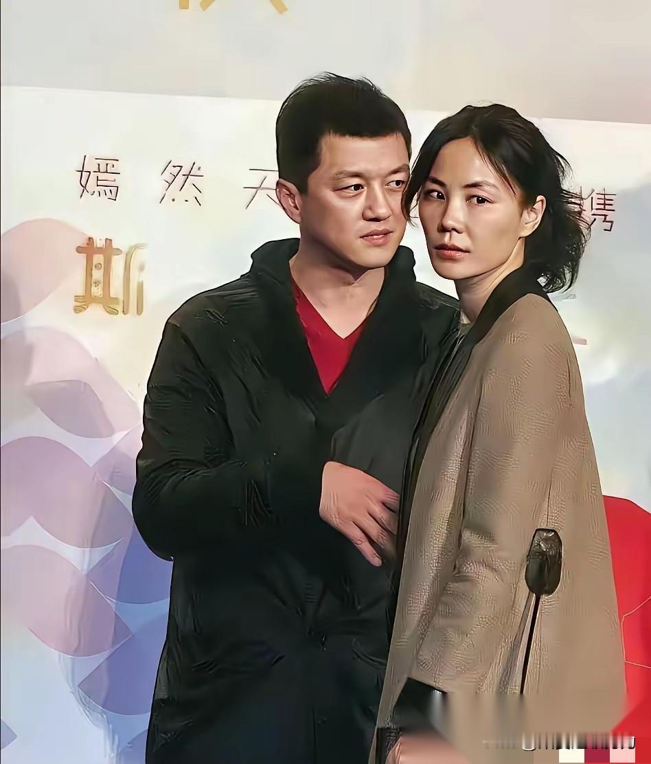 王菲和李亚鹏在一起毫不掩饰，疏离都写在脸上，可李亚鹏依旧爱得一往情深。李亚鹏曾说，结婚后买满厨具期待