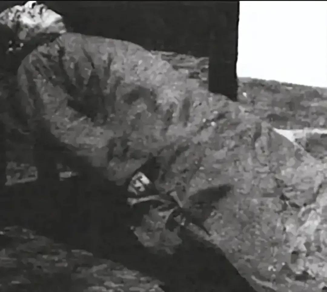 1946年，大汉奸陈公博，被处决后的一张罕见镜头，照片中，陈公博躺在地上，就在几