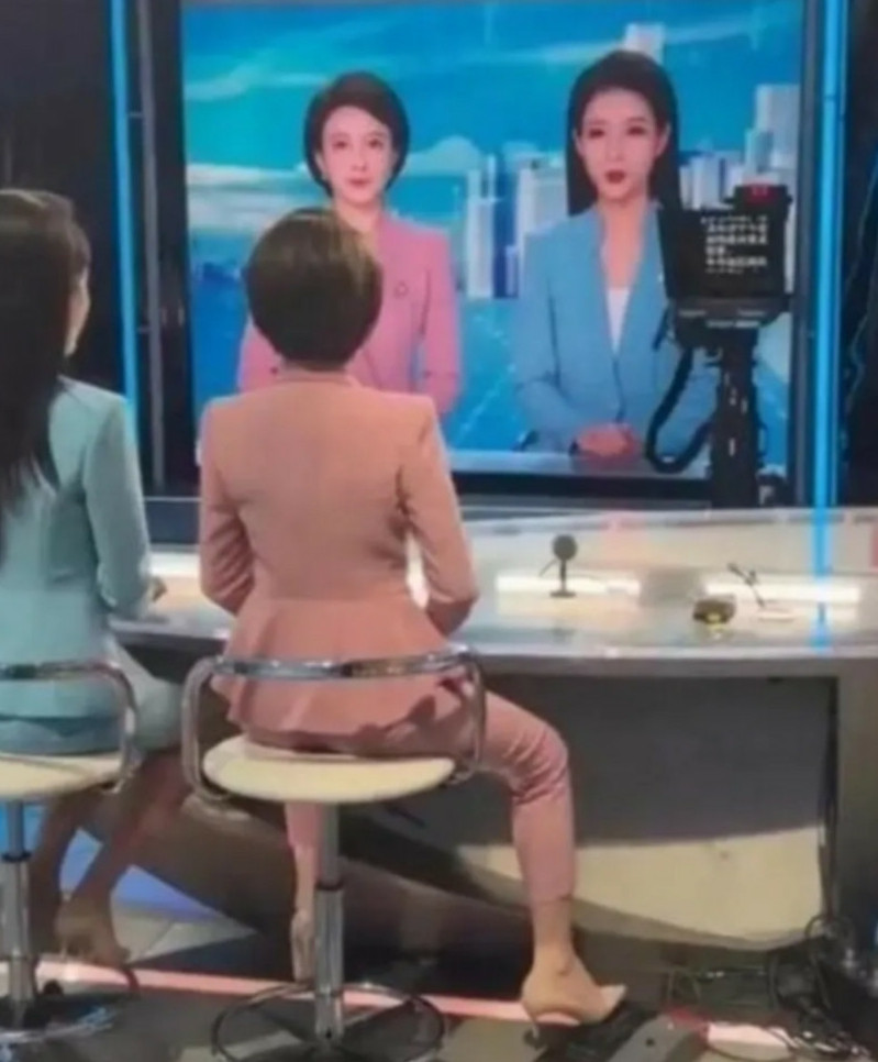 原来播新闻还有专人控制提词器