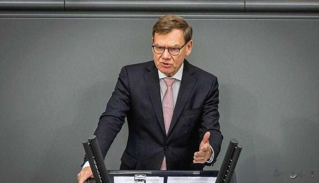 瓦德富尔打电话求和，芯片断了德国慌了，北京不急着见他10月26号，德国外长瓦