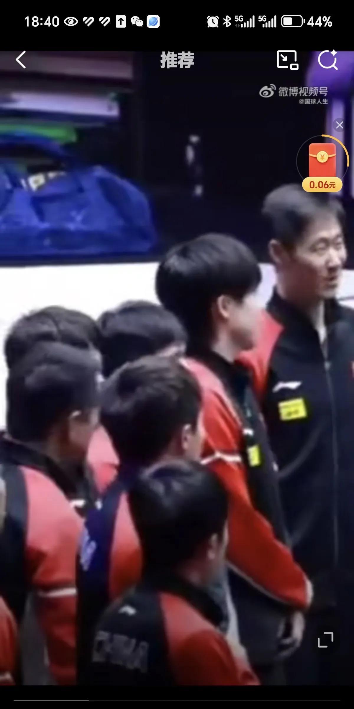07月14日，王励勤跟王楚钦一直热聊，脸上也露出了笑容，看来王楚钦夺得男单，王励