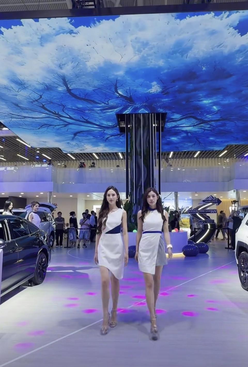 车展现场惊艳亮相，时尚与科技的完美融合！🚗✨
