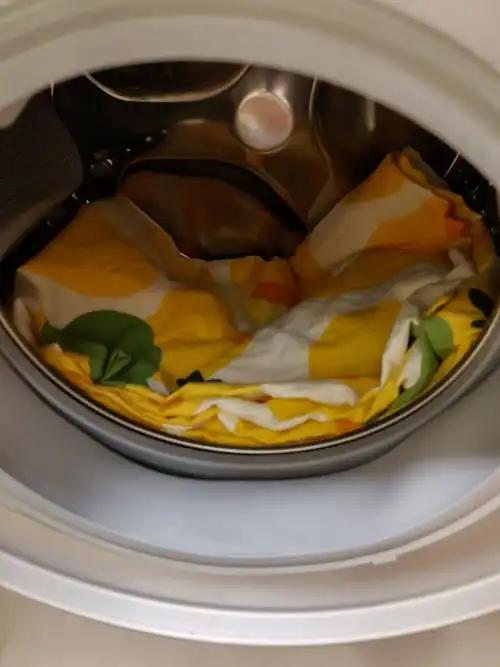 你家床单洗完总觉得发闷？边角还沾着絮絮？别怨洗衣机不给力，可能是你塞衣服的方式，