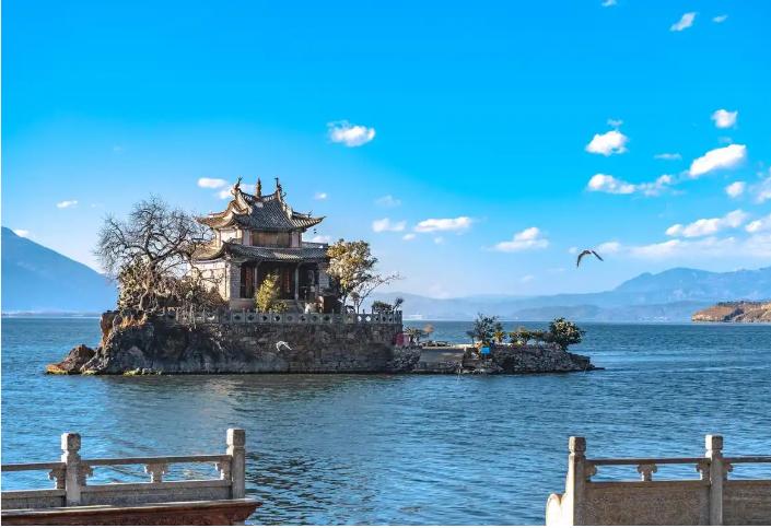 旅游博主说：“旅游是最底层的生活方式，真正有钱有闲的人都不旅游。大多数人拖着行李