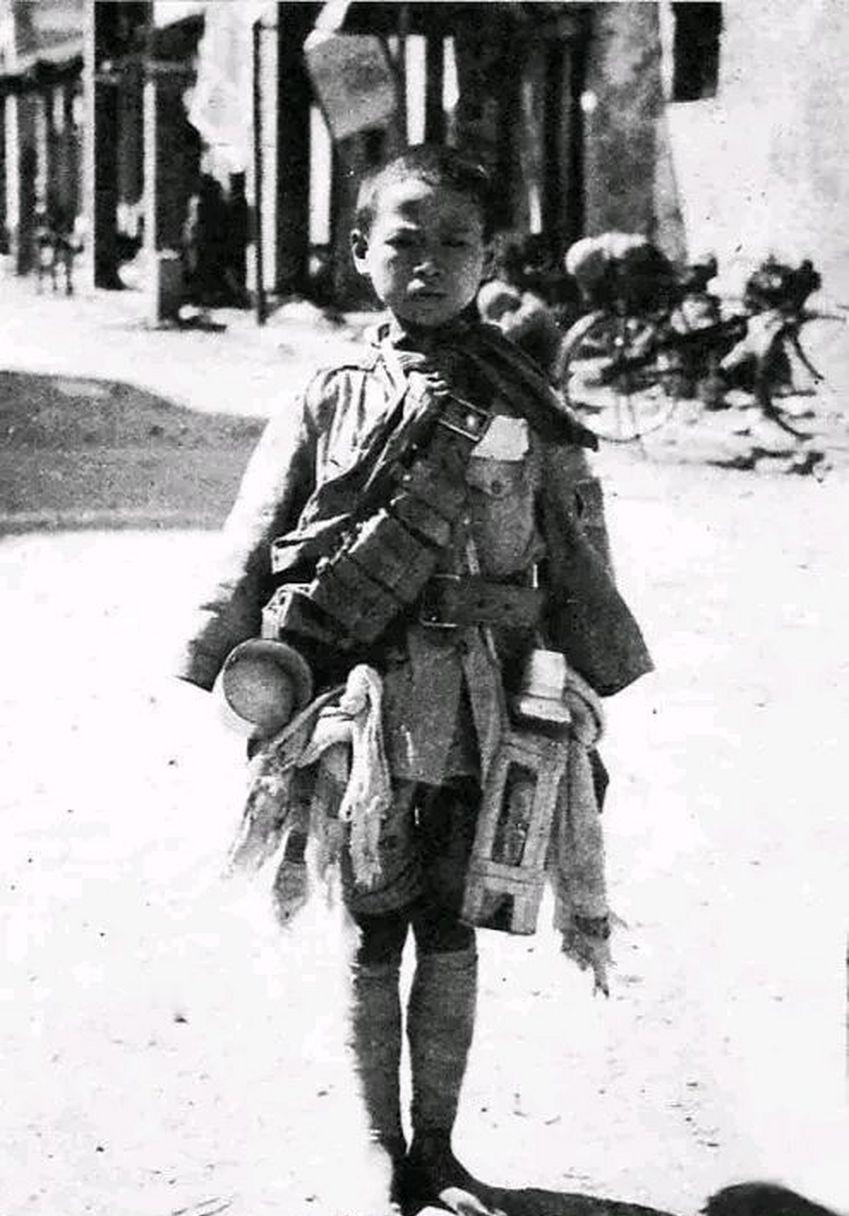 1938年，日军想拍摄一个懦弱的中国战俘形象，于是找到了15岁的季万方，他瘦小得