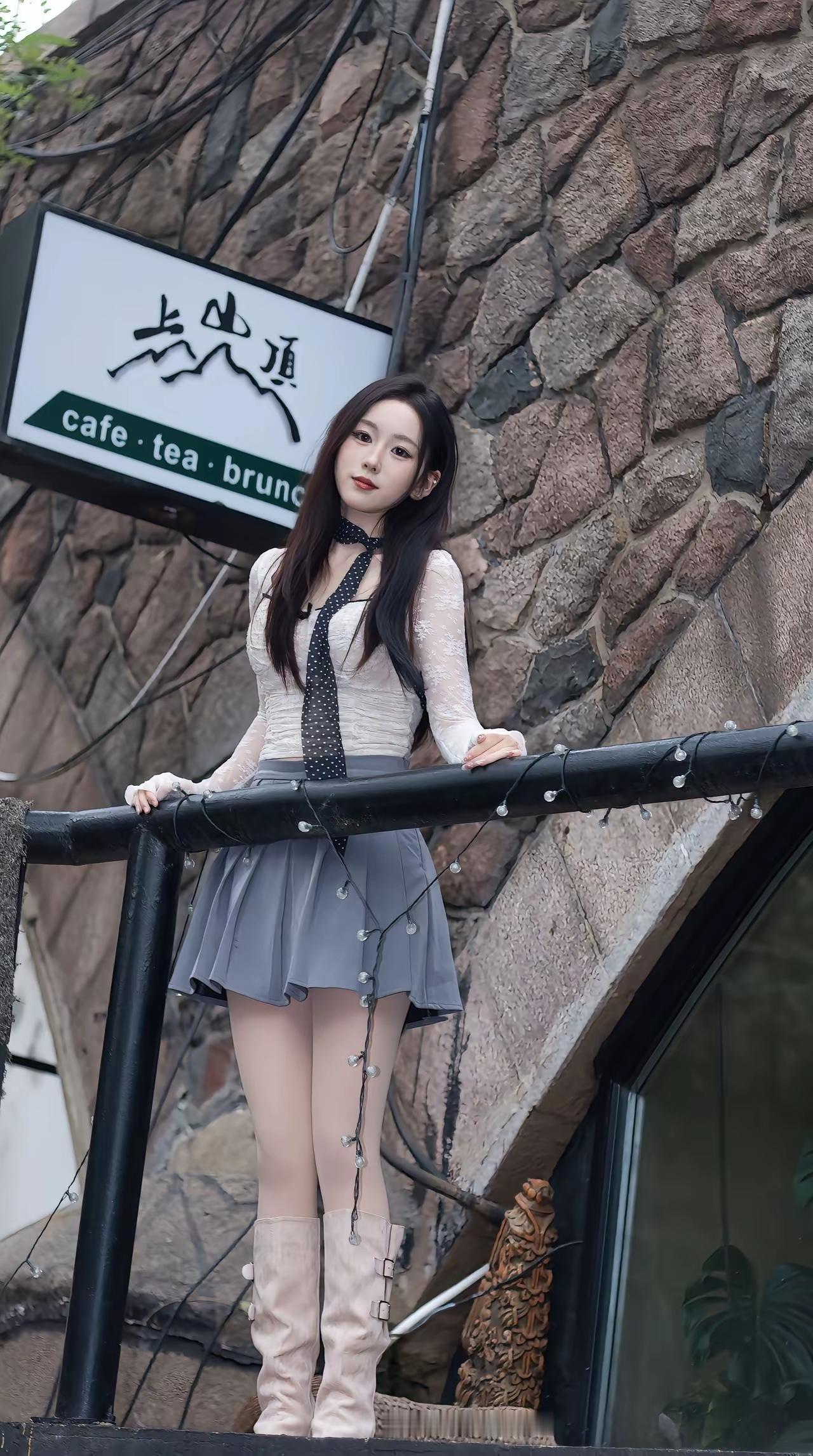 咖啡馆前的小仙女，黑白条纹与灰色裙摆的完美搭配，优雅动人！你觉得农民辛苦吗女生