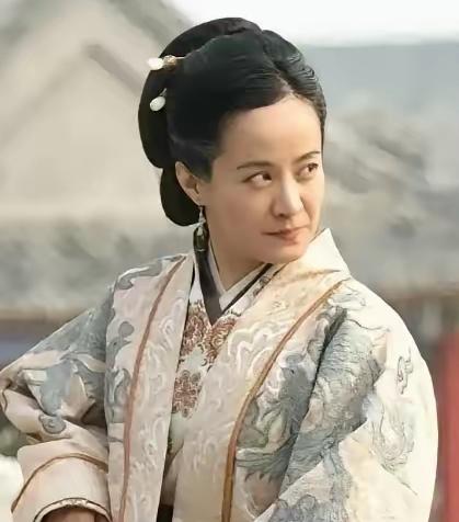 朱元璋处决女婿欧阳伦前，马皇后亲自去天牢送饭，发现女婿囚服袖口里绣着三个字，她看