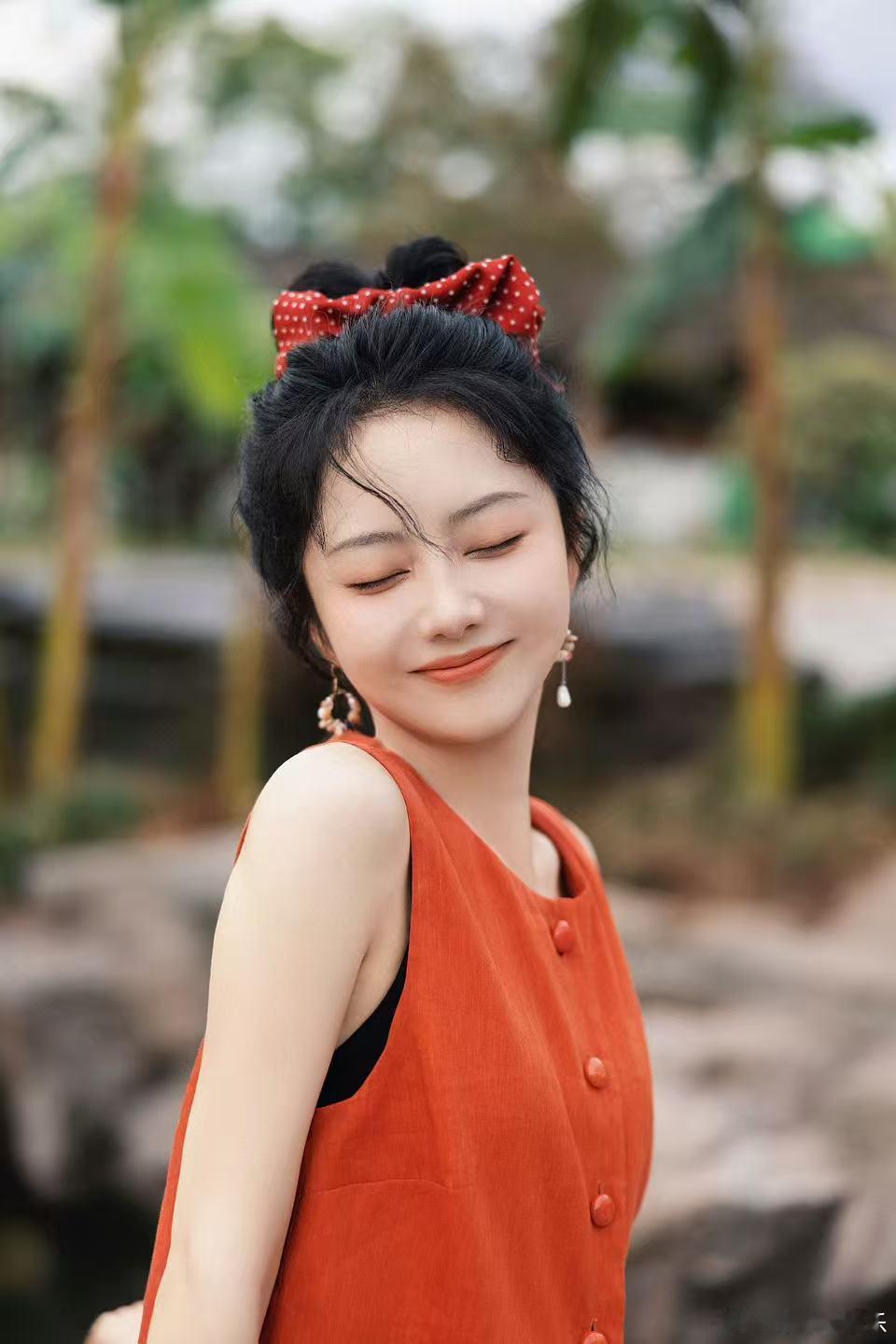 谭松韵谭松韵脸到底有多小脸蛋小巧精致，五官排布也恰到好处，温柔的长相很有亲和力
