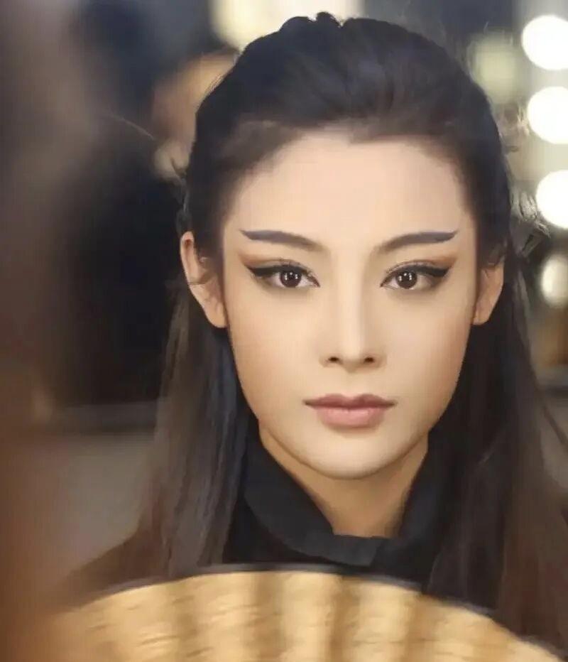 吴京李连杰联手，首周末竟亏3亿。排片从35%跳水到22%，票房5.8亿，被冠军