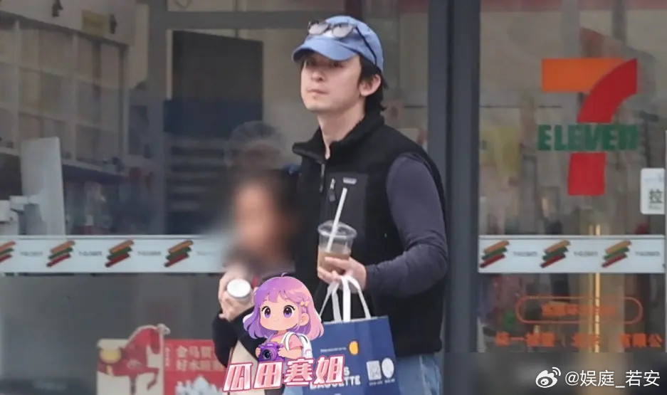 4月4日孙怡参加浪姐董子健接力带娃娱记拍到董子健开车带女儿大福去奶奶王京花家。董