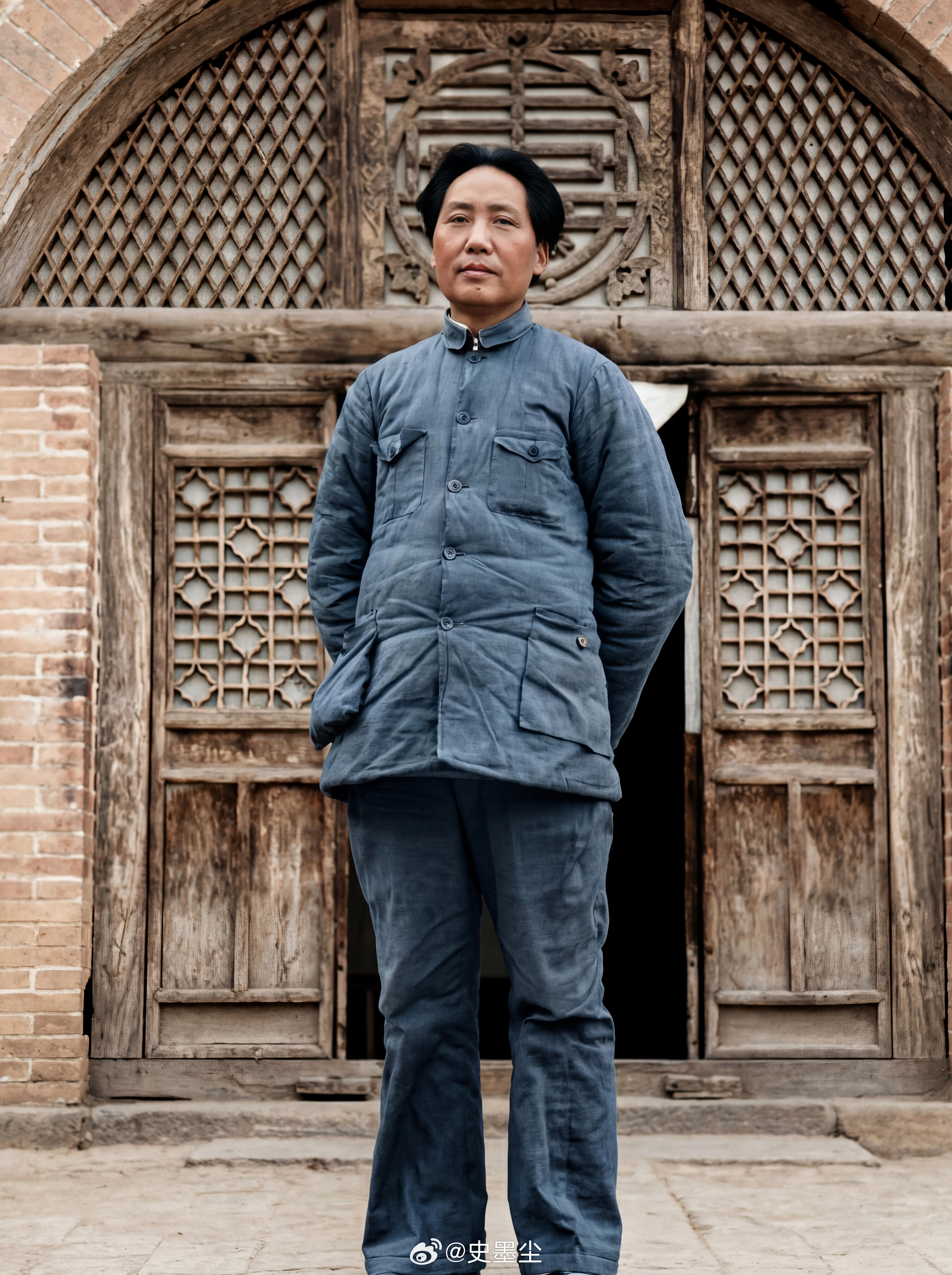 同志们！请看，此原图为1938年毛主席在延安军政大学门口的留影。