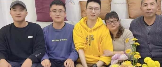 江苏一女子，儿子因公牺牲，她伤心欲绝，每天以泪洗面，一天，她在商场，却突然看到儿