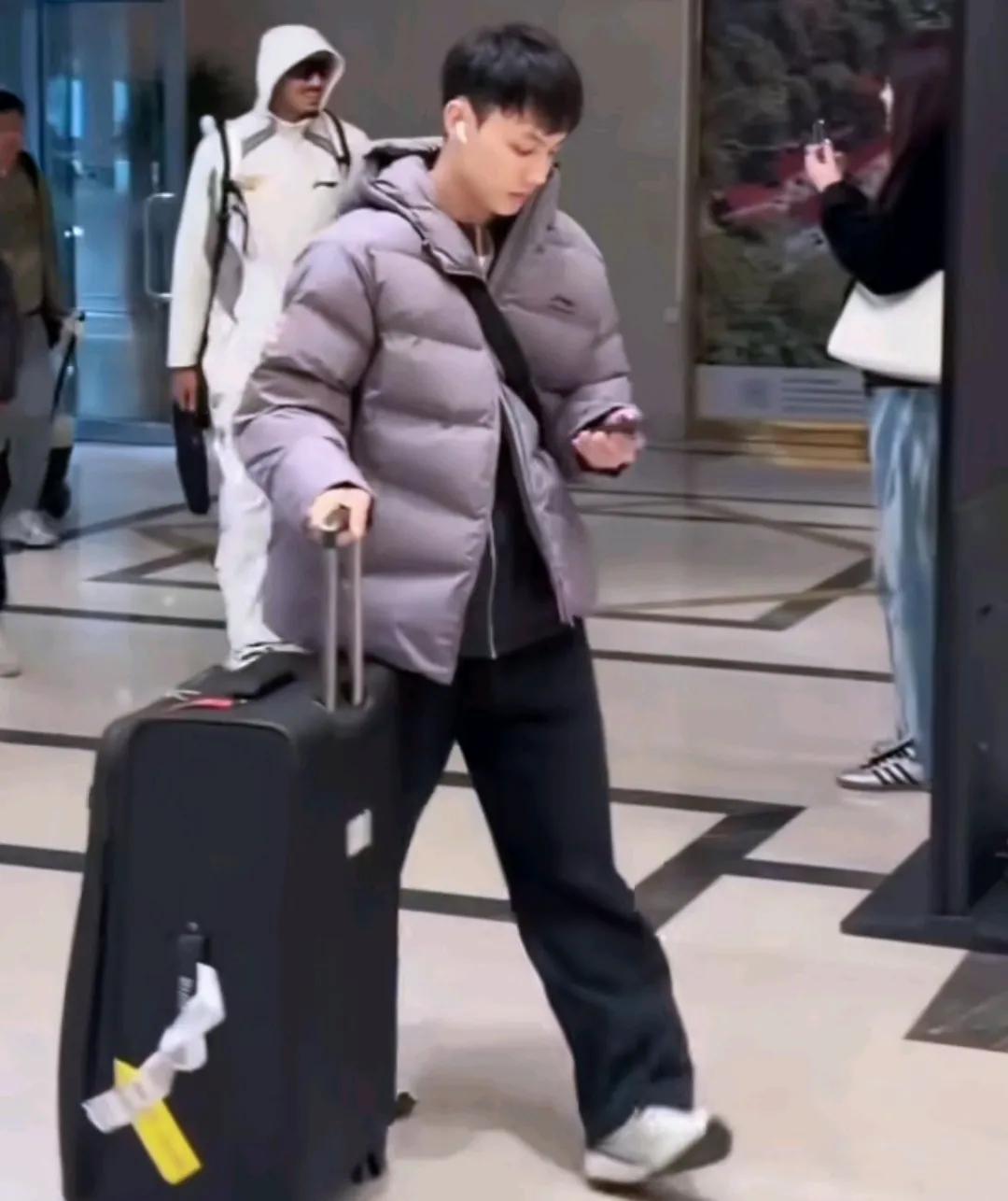 武汉跟广东天气就是不一样，特别是晚上，奎因说:中国的北方就是冷，在广东都穿短袖，