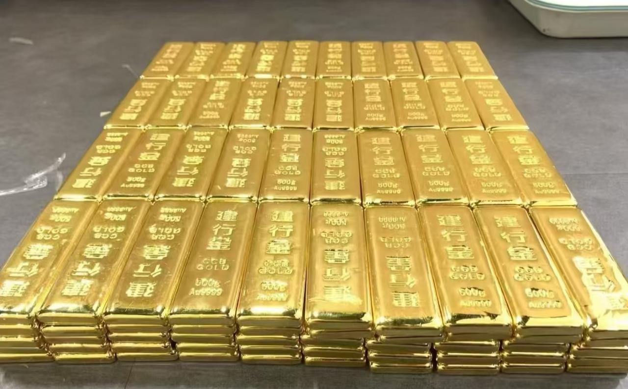 手里还有黄金的人，昨晚注定是个难眠之夜了吧！刚刚查了金价，直接一口气跌到了