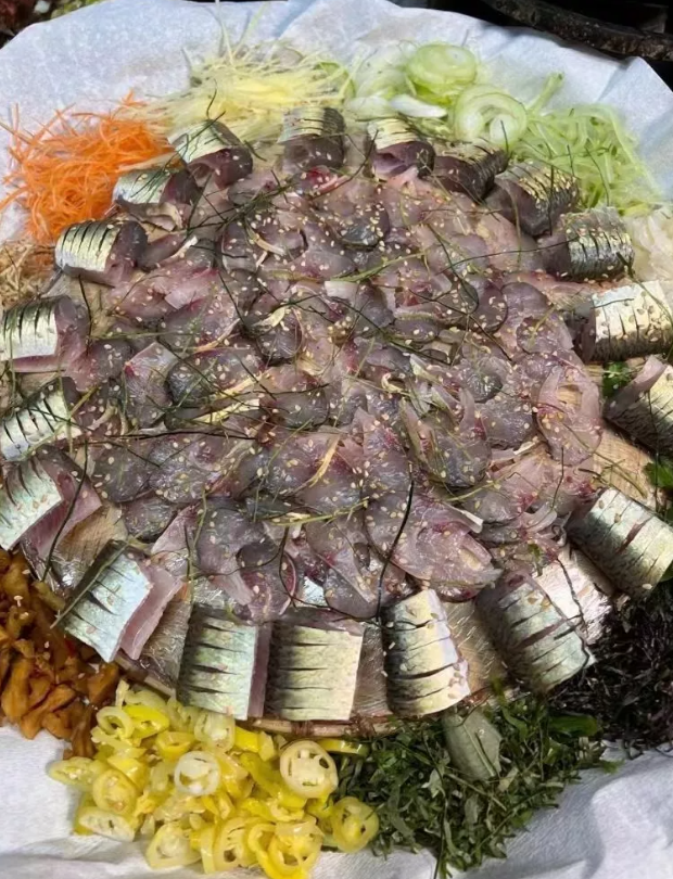 广西人这么热爱美食吗？有没有人知道这是什么美食？诱人的美食呀！