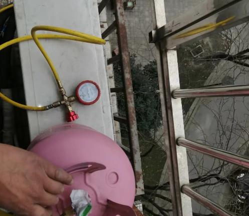 “你家空调不缺氟，缺的是良心！”上个月，维修师傅上门检查我家那台“不制冷”的空调