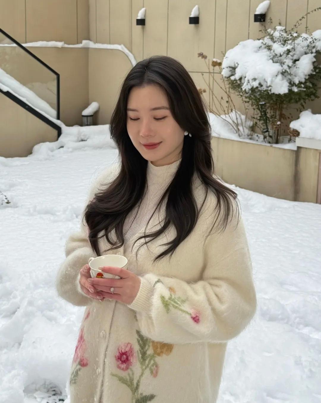 雪中嬉戏为什么现在漂亮女人这么吃香何为女性魅力你认为什么样的女性最有魅力?