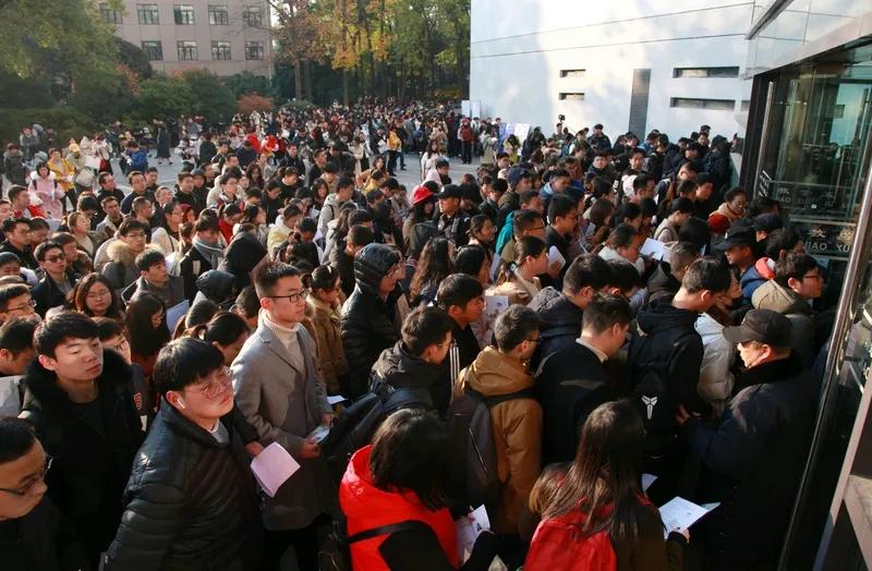 就业公平是个复杂的问题，禁令虽好但确实无法解决所有问题。就拿校园招聘严禁限制98