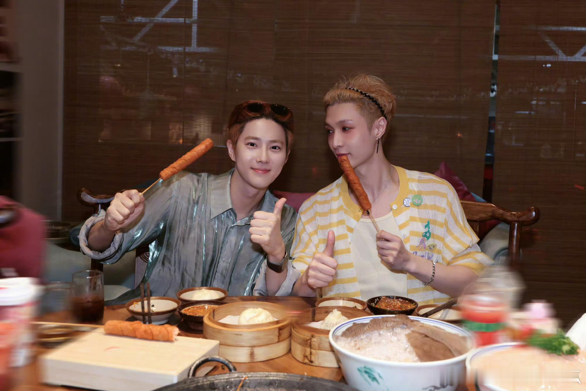 张艺兴金俊勉同框张艺兴晒与金俊勉合照：有朋自远方来，不亦乐乎！​​​