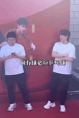 这也太好笑了，梁靖崑活动间隙跟老婆报备。他眼珠子一转，打算把王楚钦作为Play中