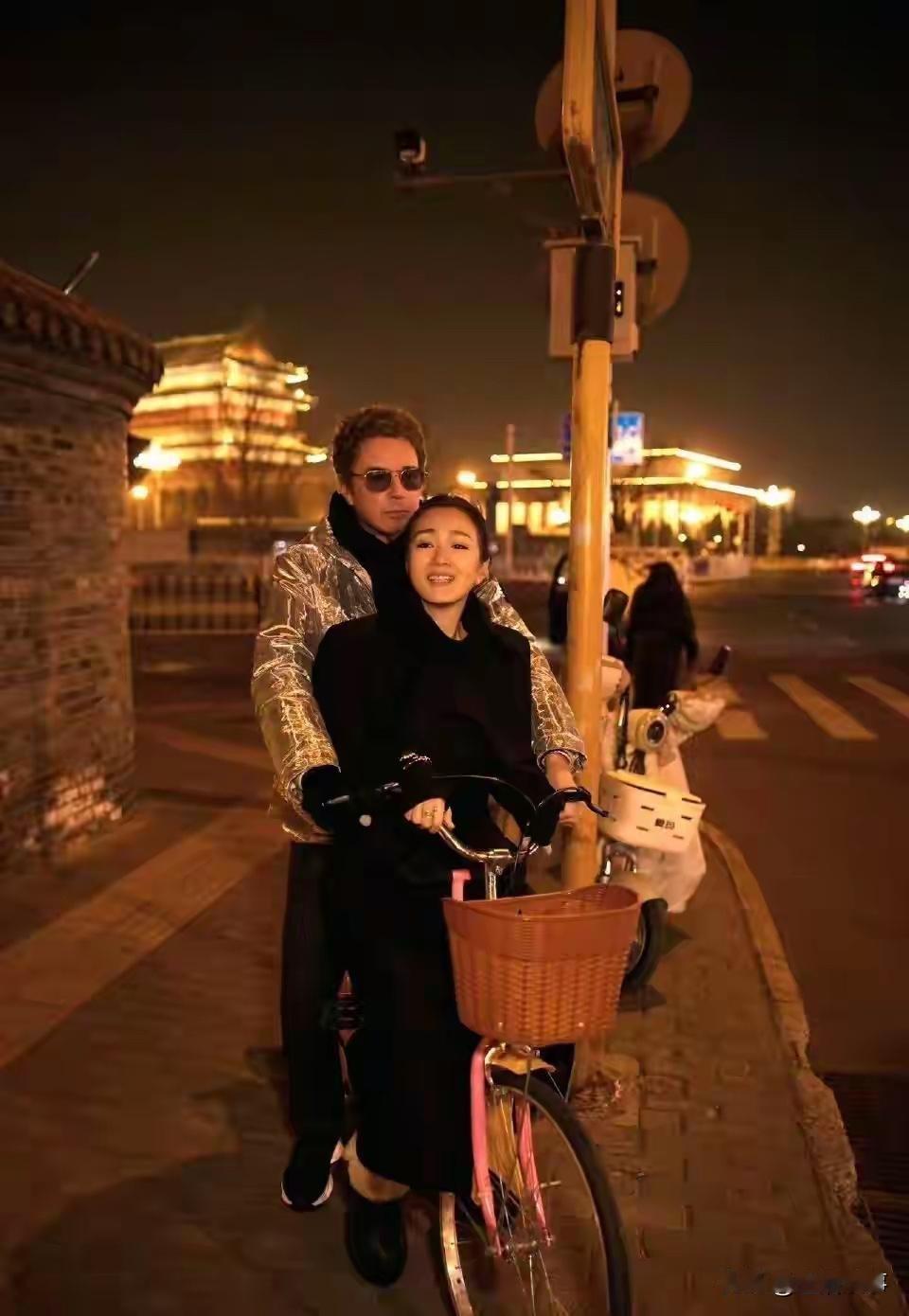 56岁的巩俐，“幸福”里“藏着遗憾”……今天，巩俐晒岀一组照片，其中一张是和