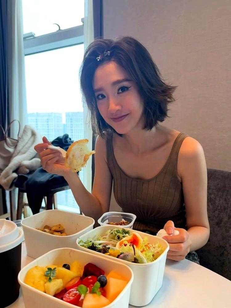 唐艺昕这四年，原来是生了一场“怪病”。生完孩子，皮肤突然反复凸起厚皮，化妆根