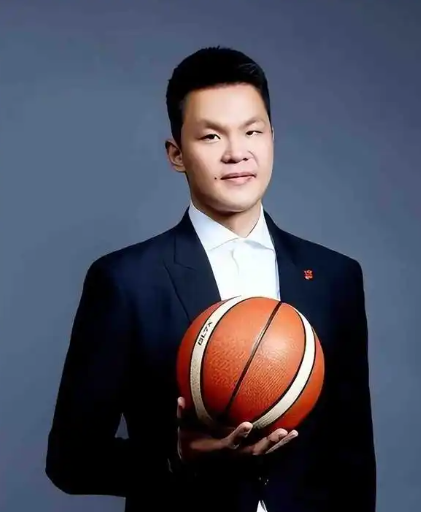 朱芳雨工作效率值得点赞，一套强力首发阵容或一起官宣。不出意外的话，月底前广东