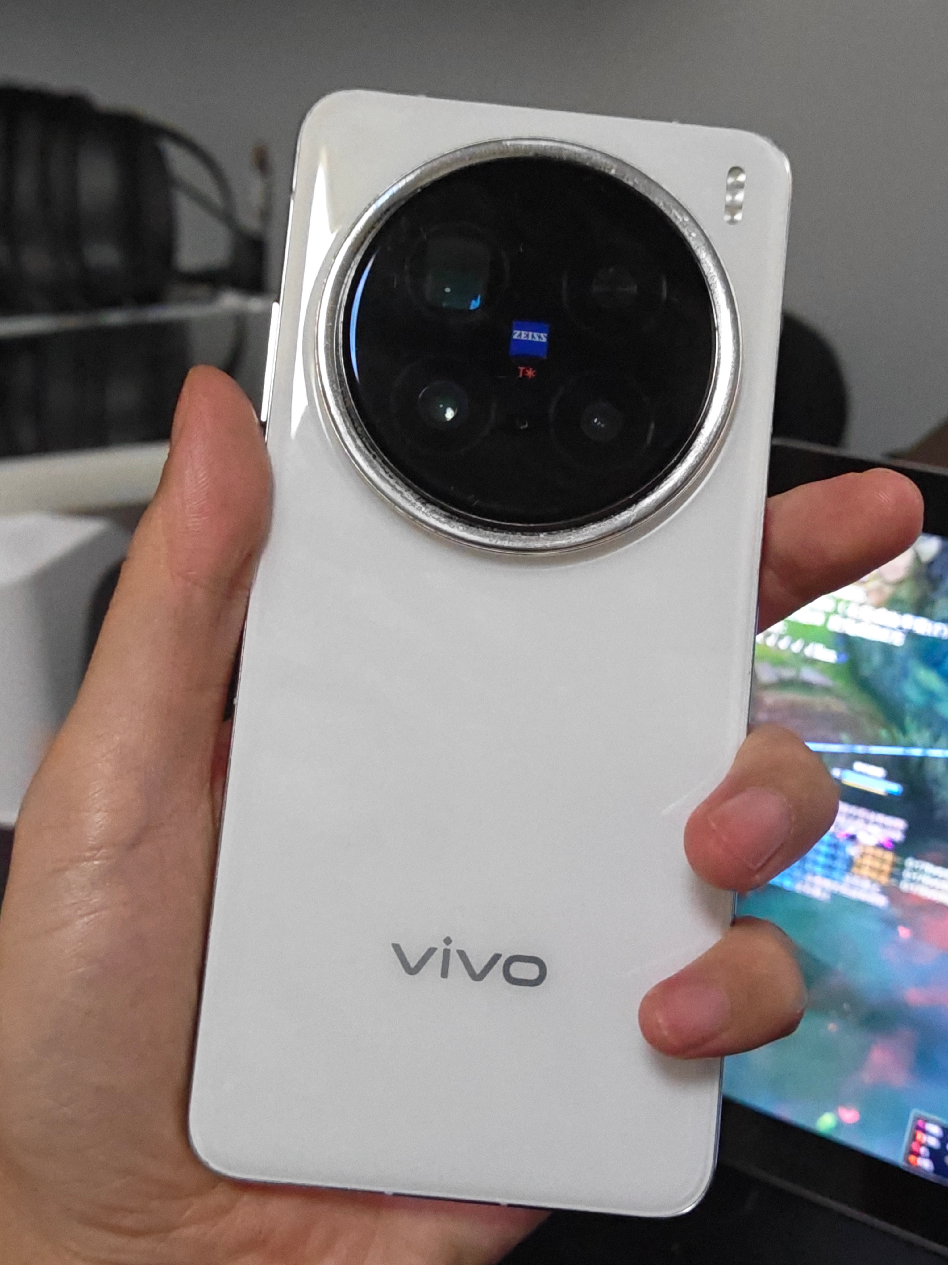 1300修好的屏幕，和新机一样了。现在手机太贵，我这台vivoX200Pro