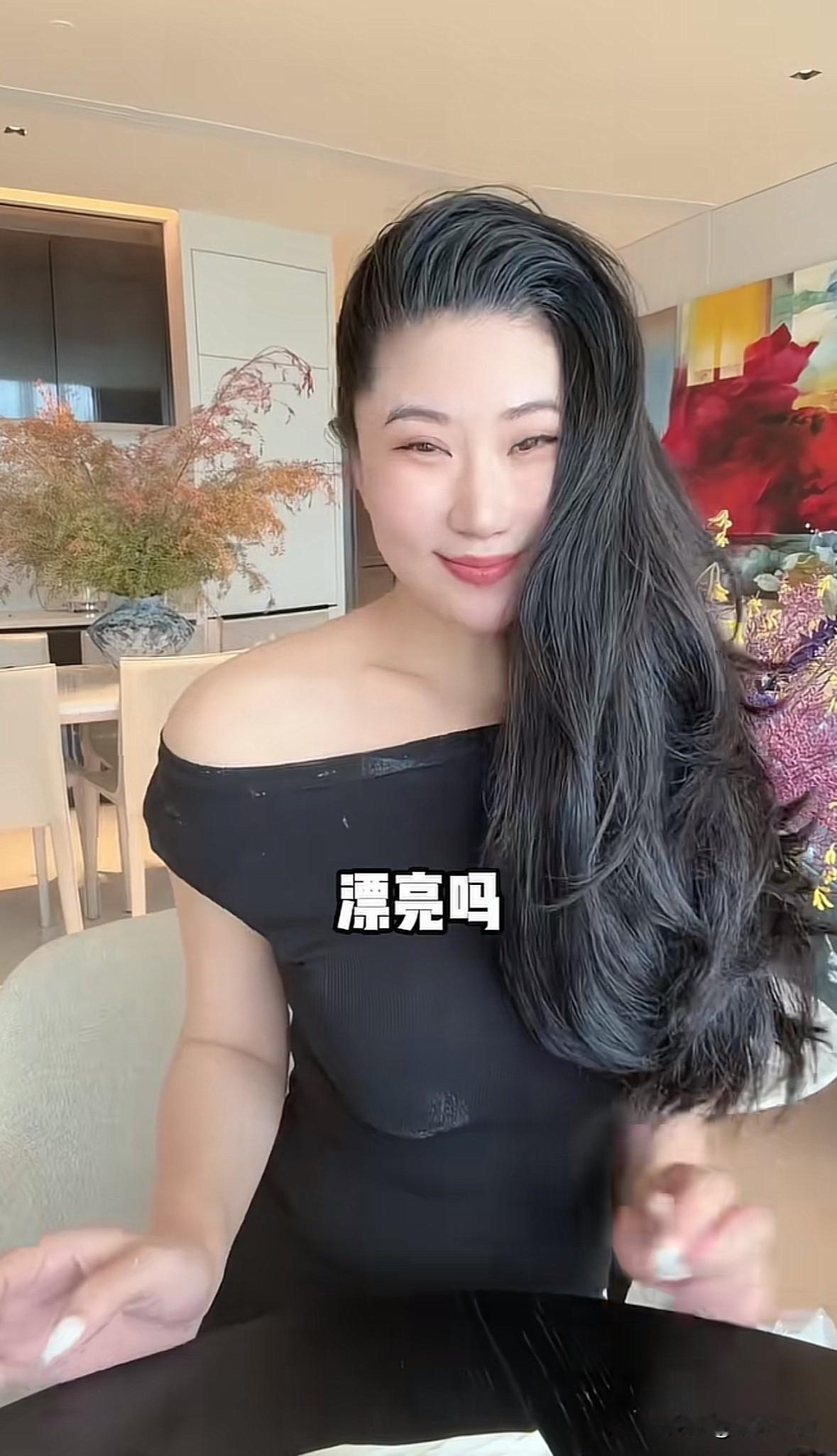 Coco回应直播间说她长得丑，五官长得很拧巴。她回应说“我都几岁了，我40岁了，