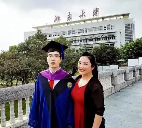 1988年，武汉1女老师挺孕肚上课，突然腹痛不止，丈夫赶来一看，高兴说：要生了。