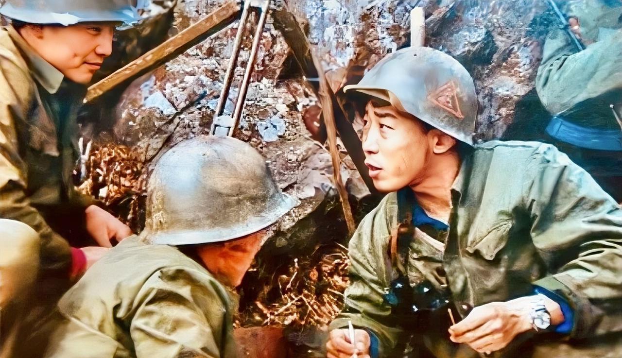 1985年，两山轮战期间，“炮王”徐小丹，正在与战友锁定敌军火炮阵地方位。此时，
