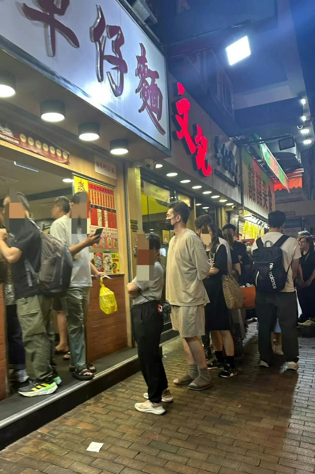 54岁TVB影帝在深水埗排队买车仔面被认出！