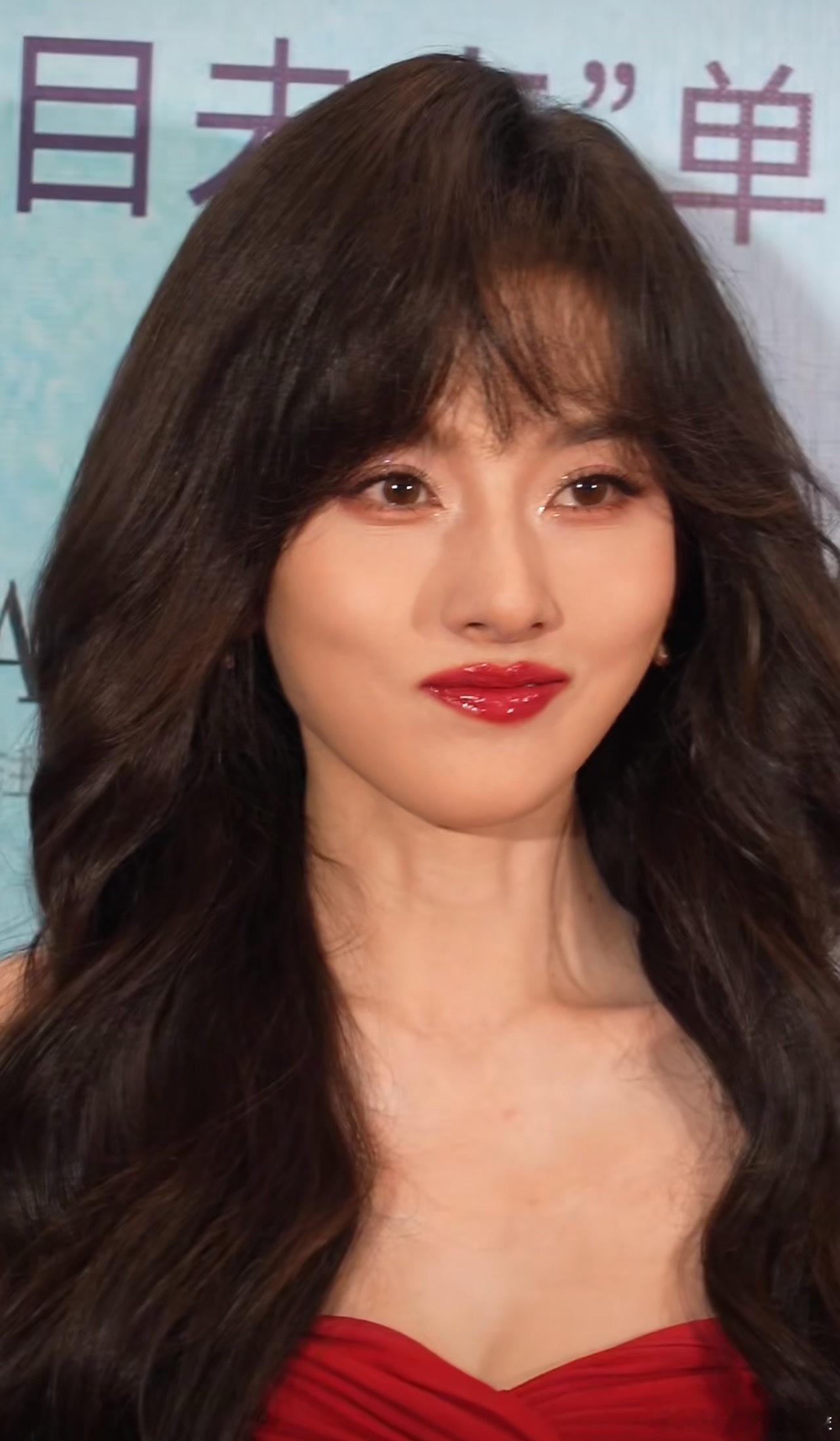 宋祖儿戴的是假发吧！这么小的头像顶了一座山在头上。同样的裙子，明明贴头皮的发型更