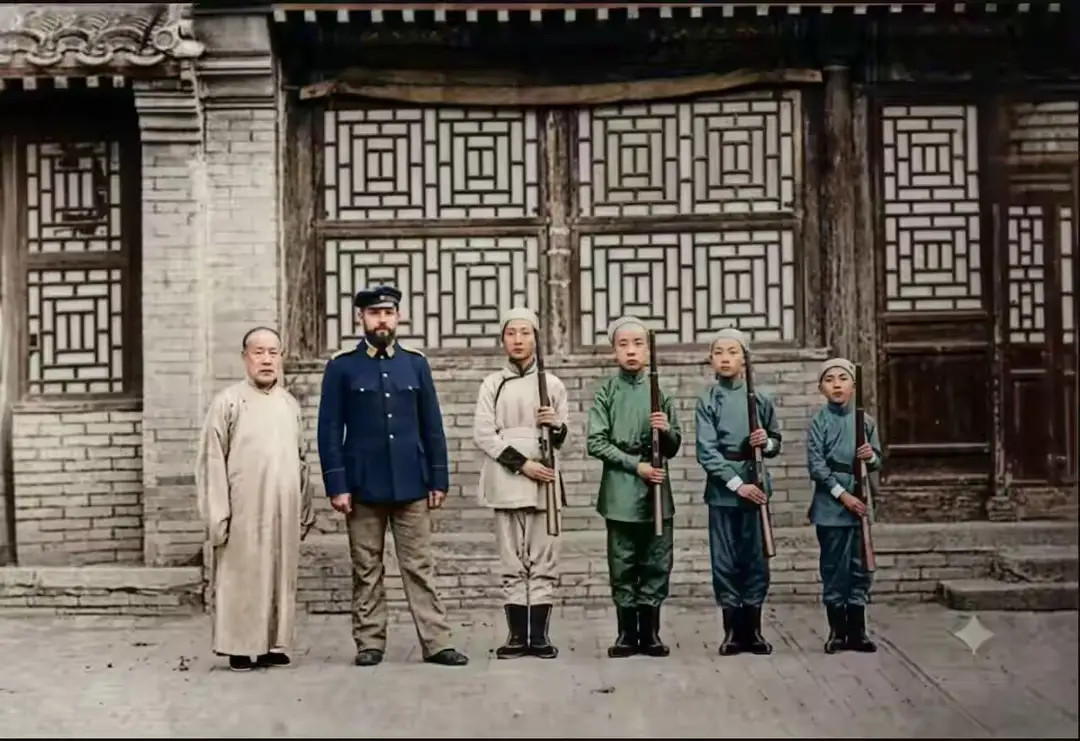 1908年，肃亲王善耆与外国教官训练子女，使用洋枪时一张罕见镜头