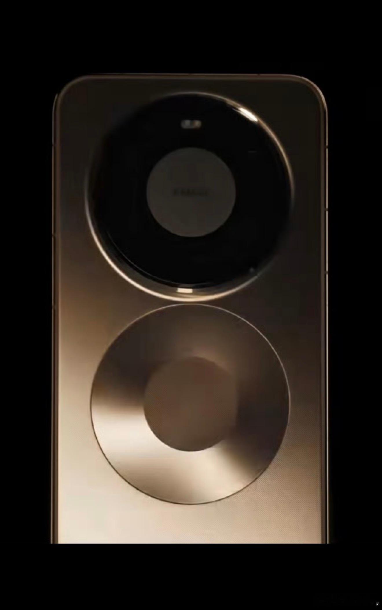 ，真机在余总视频里也闪过了一下。依旧是星环镜头设计，不过这次新增了磁吸环，搭配上