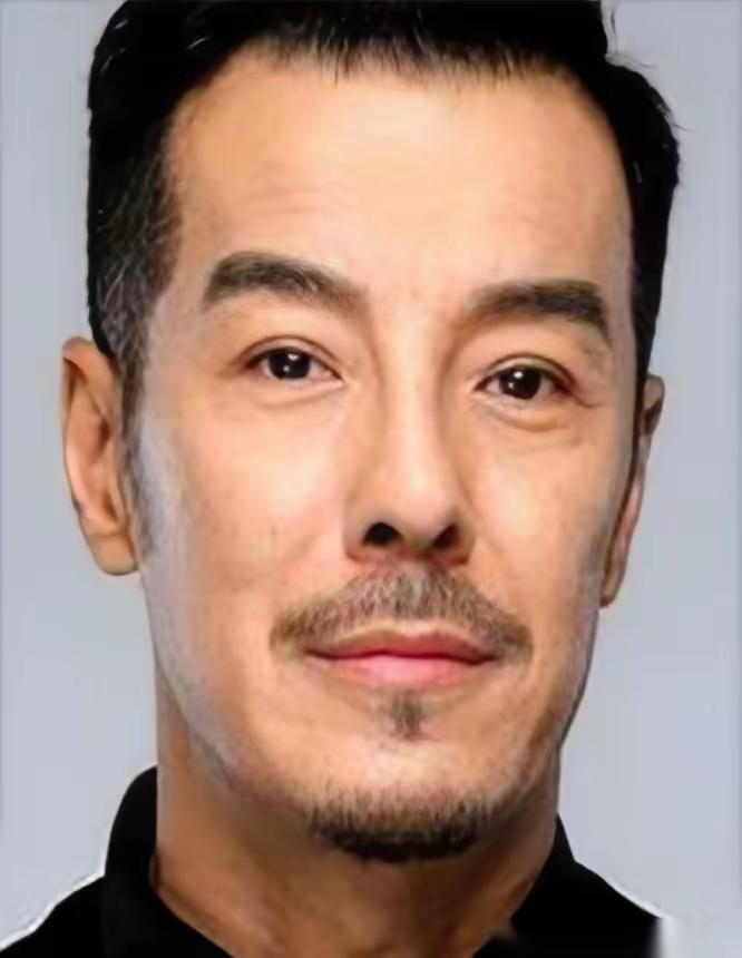 那个靠演"许大茂"火爆荧屏的男演员，底牌其实硬得吓人，亲爹是央视总编辑。按常理，