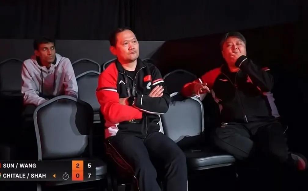 王楚钦1-3大逆转松岛辉空，后者仍毛巾，靠墙痛哭！场外是国乒一队的主管教练孙逊，