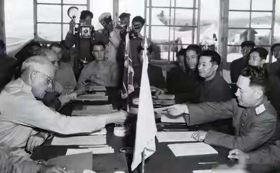 他在国宴上喊首长“老头子”，周总理当场拍案而起：谁给你的胆子乔冠华醉酒喊“