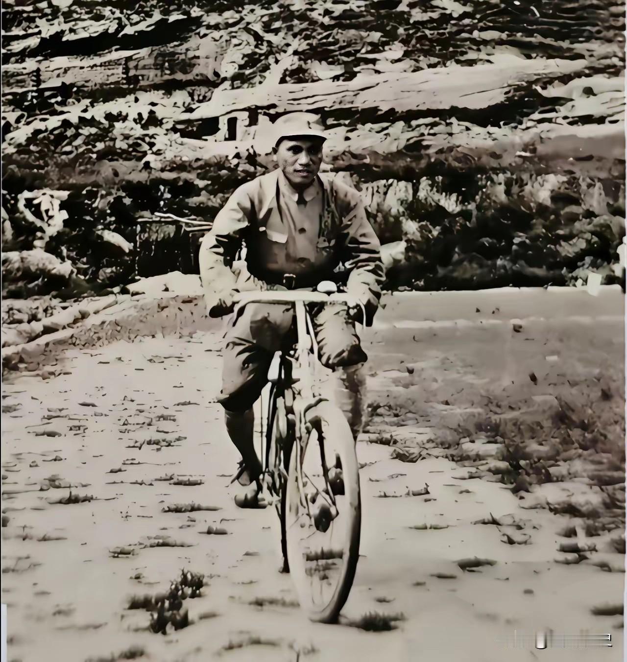 朱老总骑自行车！这张珍贵老照片拍摄于1938年8月的延安，朱老总骑着抗战前线