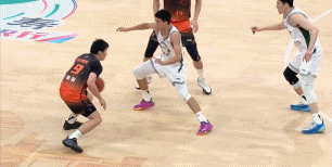 五连胜的状态不在，靠于德豪下起三分雨按道理五连胜的山东高速，加上主教练的回归，