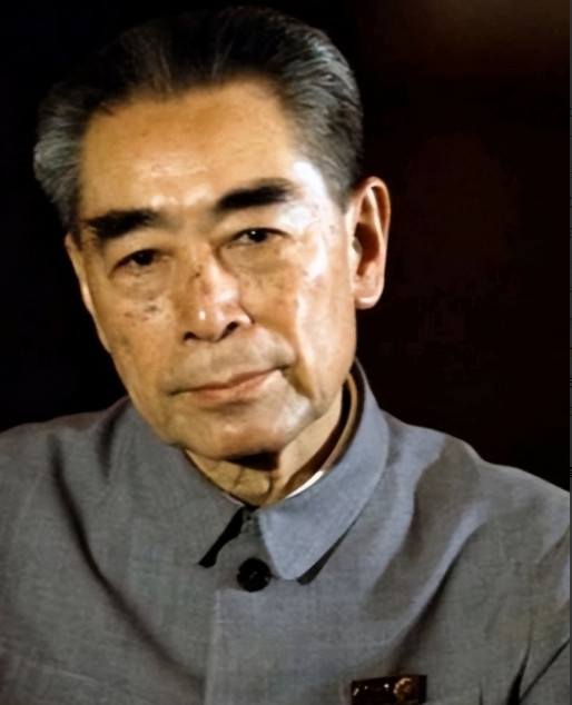 1976年，周总理逝世后，由韩宗琦负责为其穿寿衣，可当韩宗琦接过卫士们递过来的寿